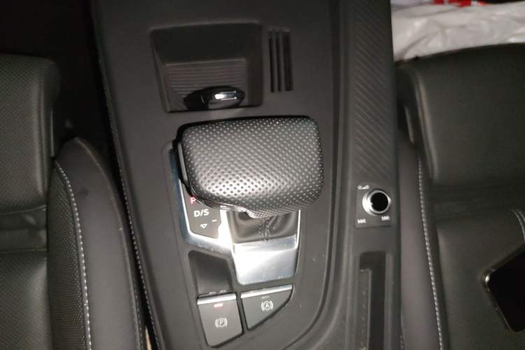 Used Audi A4L 2023 40 TFSI Luxury Dynamic Model Gear Lever