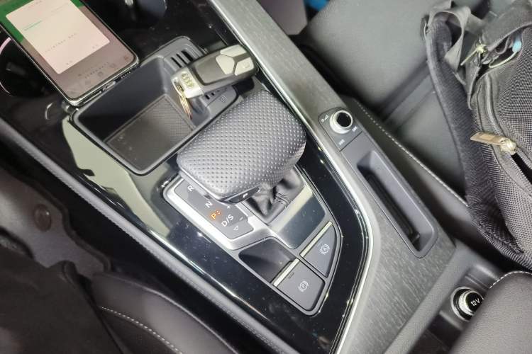 Used Audi A4L 2023 40 TFSI Luxury Dynamic Model Gear Lever