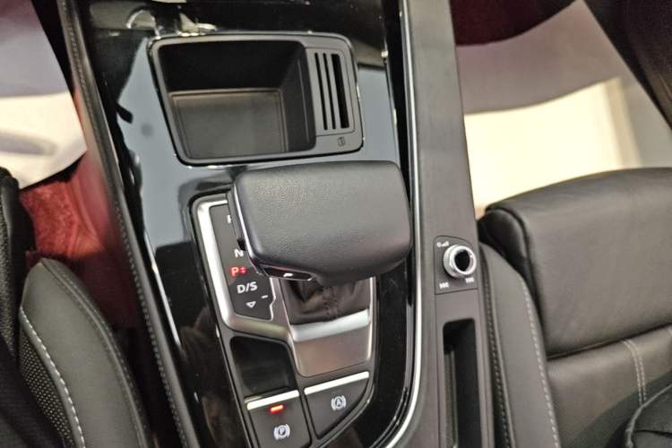 Used Audi A4L 2023 40 TFSI Luxury Dynamic Model Gear Lever