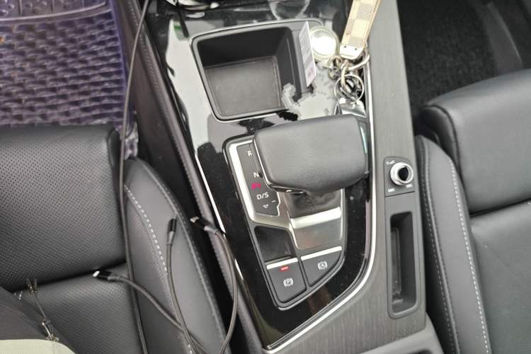Used Audi A4L 2023 40 TFSI Luxury Dynamic Model Gear Lever