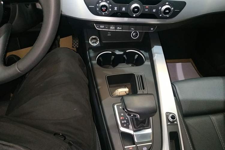 Used Audi A4L 2023 40 TFSI Fashion Dynamic Model Gear Lever