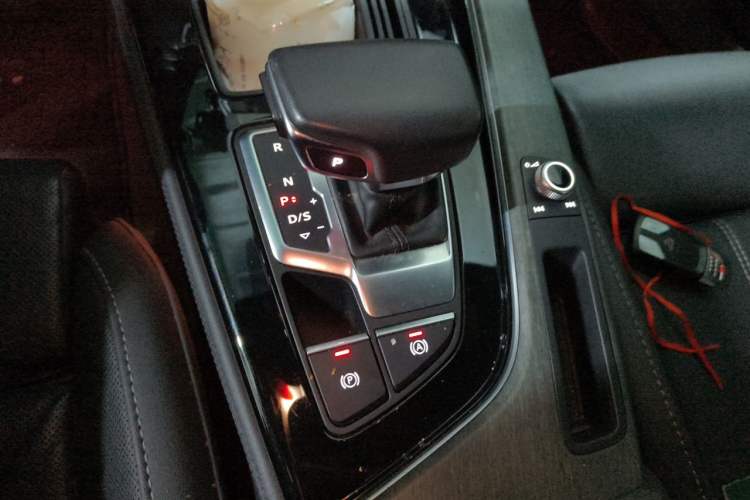 Used Audi A4L 2023 40 TFSI Luxury Dynamic Model Gear Lever