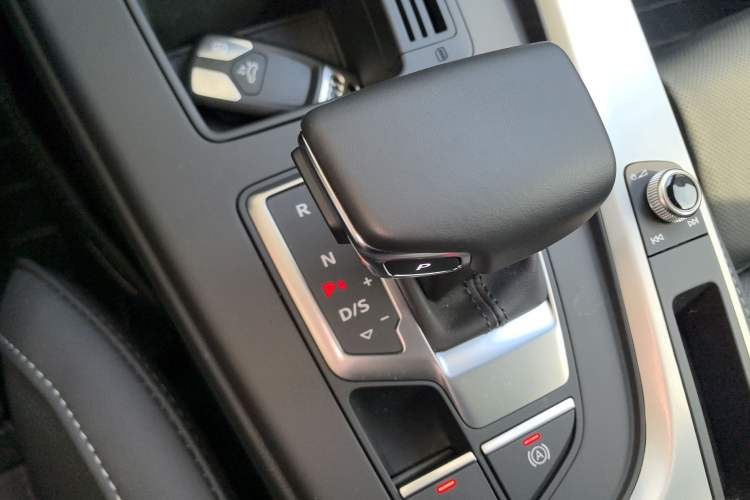 Used Audi A4L 2023 40 TFSI Fashion Dynamic Model Gear Lever