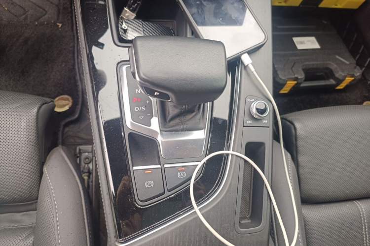 Used Audi A4L 2023 40 TFSI Luxury Dynamic Model Gear Lever