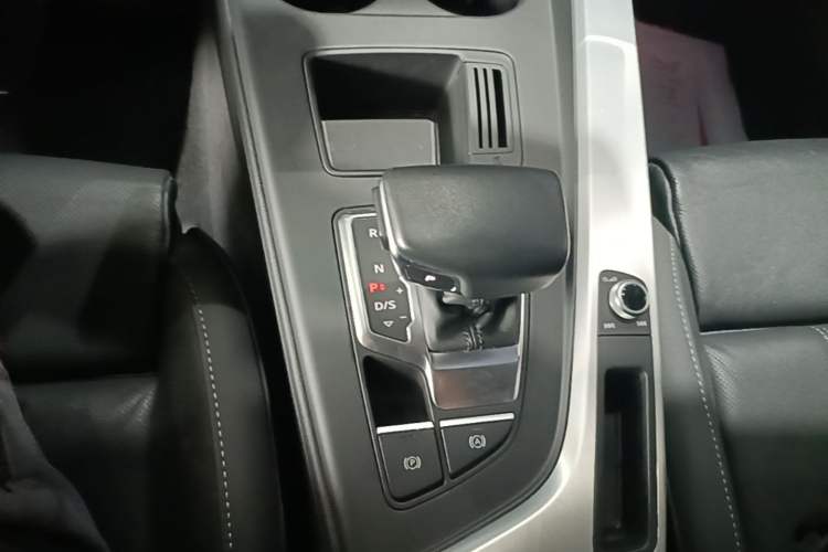 Used Audi A4L 2023 40 TFSI Fashion Dynamic Model Gear Lever