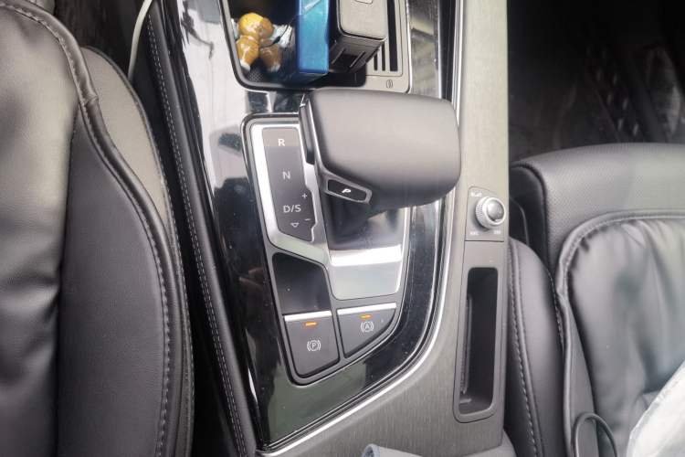 Used Audi A4L 2023 40 TFSI Luxury Dynamic Model Gear Lever