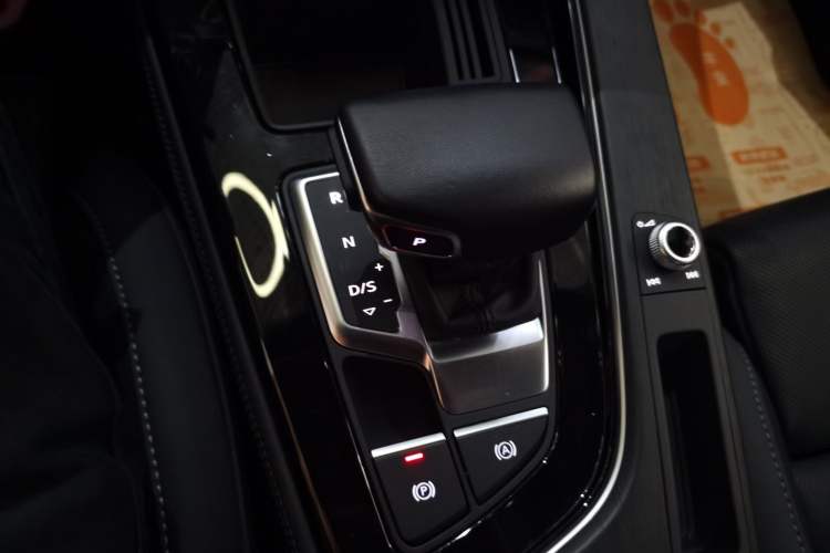 Used Audi A4L 2023 40 TFSI Luxury Dynamic Model Gear Lever