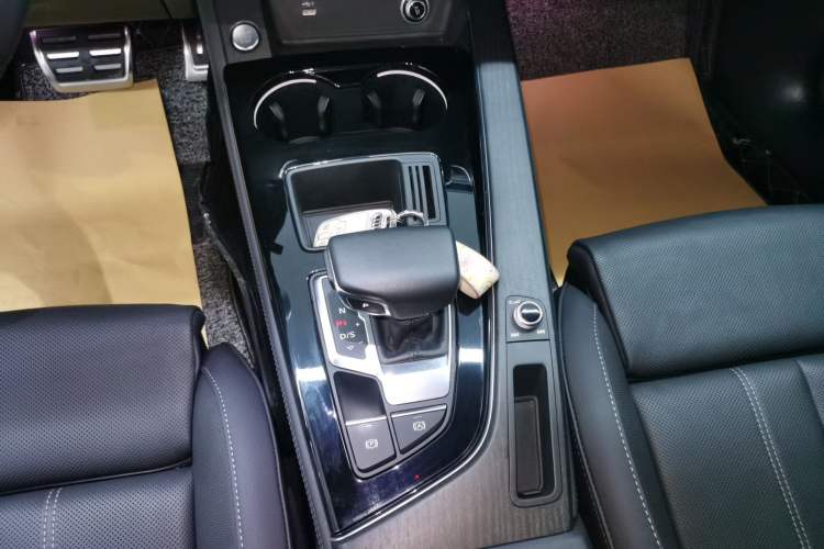 Used Audi A4L 2023 40 TFSI Luxury Dynamic Model Gear Lever