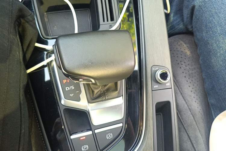 Used Audi A4L 2023 40 TFSI Luxury Dynamic Model Gear Lever