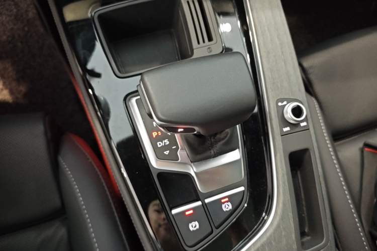 Used Audi A4L 2023 40 TFSI Luxury Dynamic Model Gear Lever