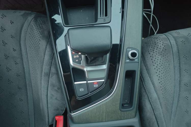 Used Audi A4L 2023 40 TFSI Luxury Dynamic Model Gear Lever