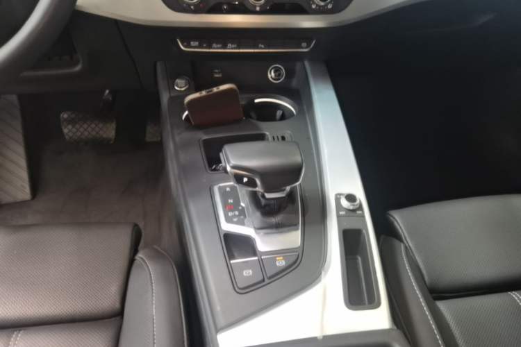 Used Audi A4L 2023 40 TFSI Luxury Dynamic Model Gear Lever