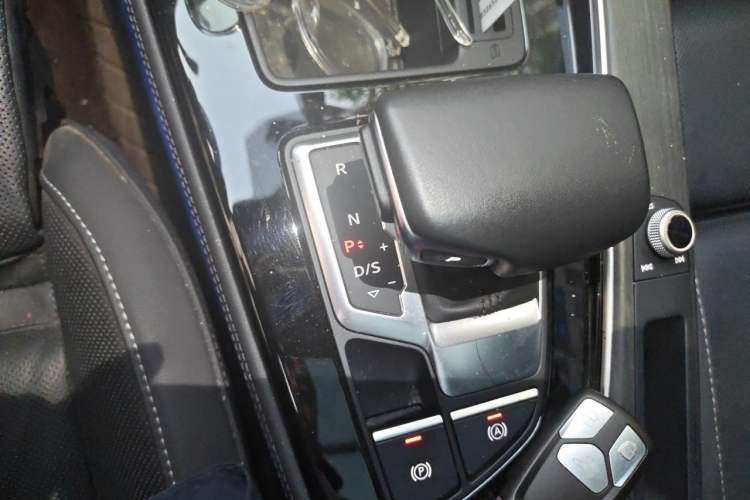 Used Audi A4L 2023 40 TFSI Luxury Dynamic Model Gear Lever