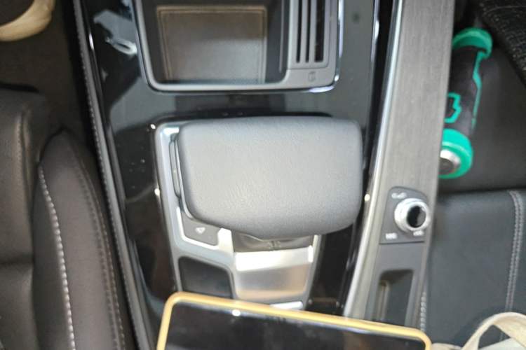 Used Audi A4L 2023 40 TFSI Luxury Dynamic Model Gear Lever