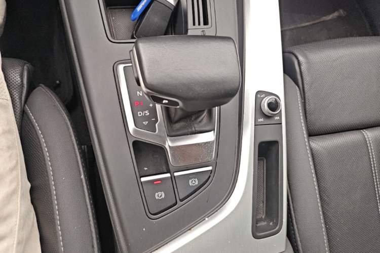 Used Audi A4L 2023 40 TFSI Fashion Dynamic Model Gear Lever