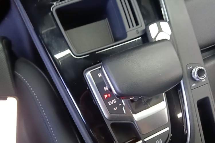 Used Audi A4L 2023 40 TFSI Luxury Dynamic Model Gear Lever