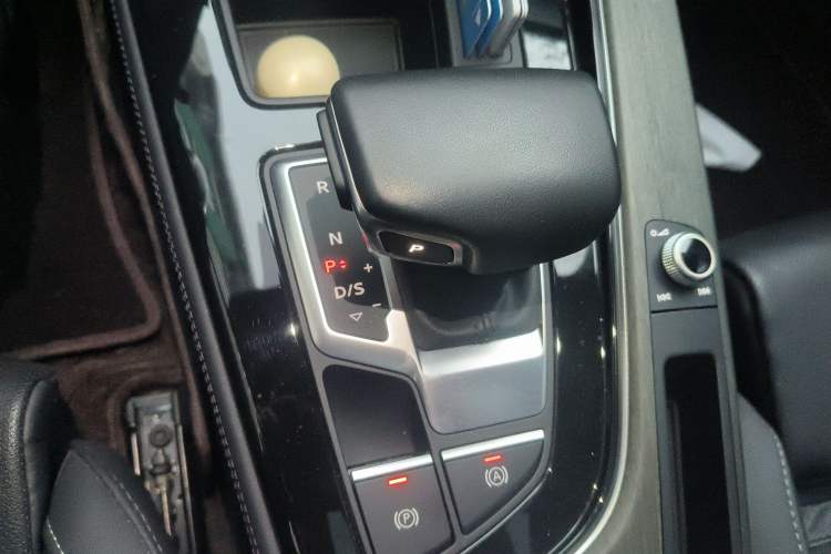 Used Audi A4L 2023 40 TFSI Luxury Dynamic Model Gear Lever