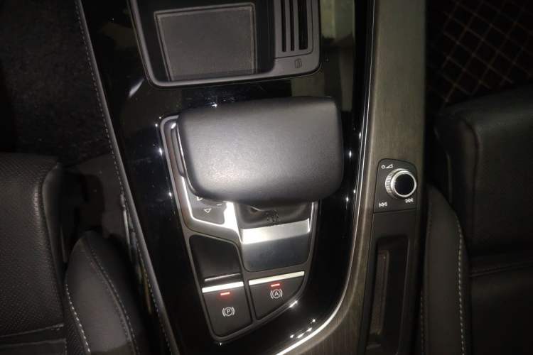 Used Audi A4L 2023 40 TFSI Luxury Dynamic Model Gear Lever