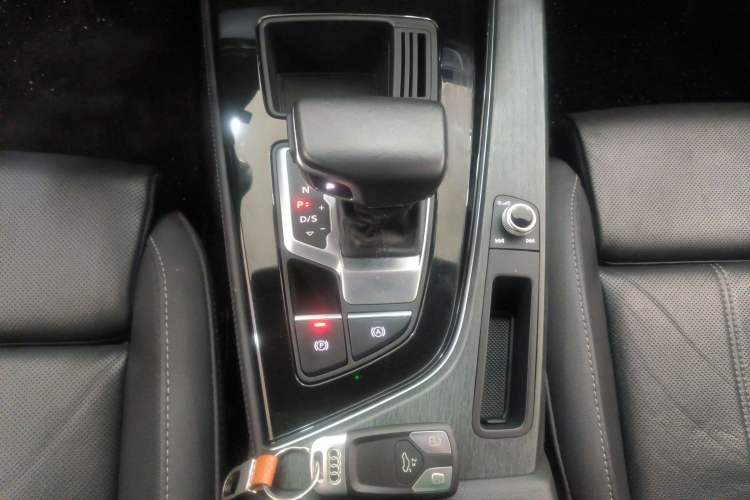 Used Audi A4L 2023 40 TFSI Luxury Dynamic Model Gear Lever
