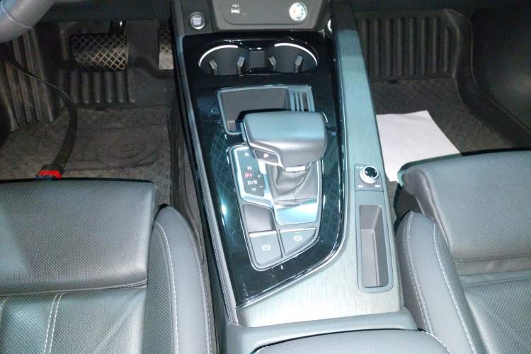 Used Audi A4L 2023 40 TFSI Luxury Dynamic Model Gear Lever