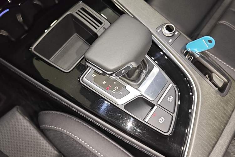 Used Audi A4L 2023 40 TFSI Luxury Dynamic Model Gear Lever