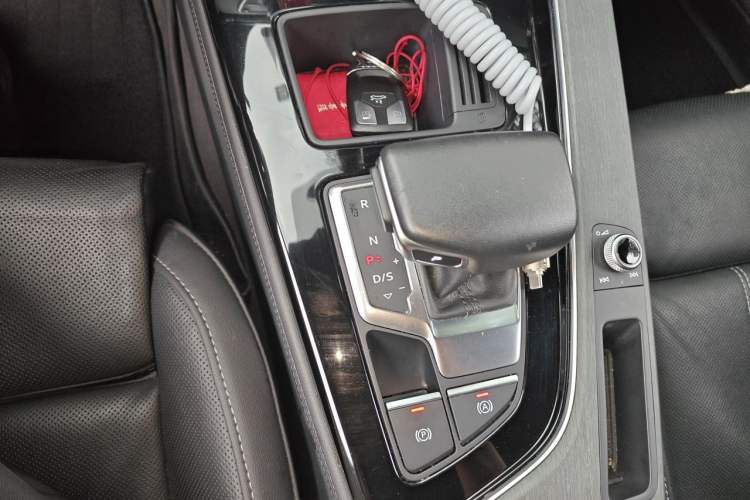 Used Audi A4L 2023 40 TFSI Luxury Dynamic Model Gear Lever