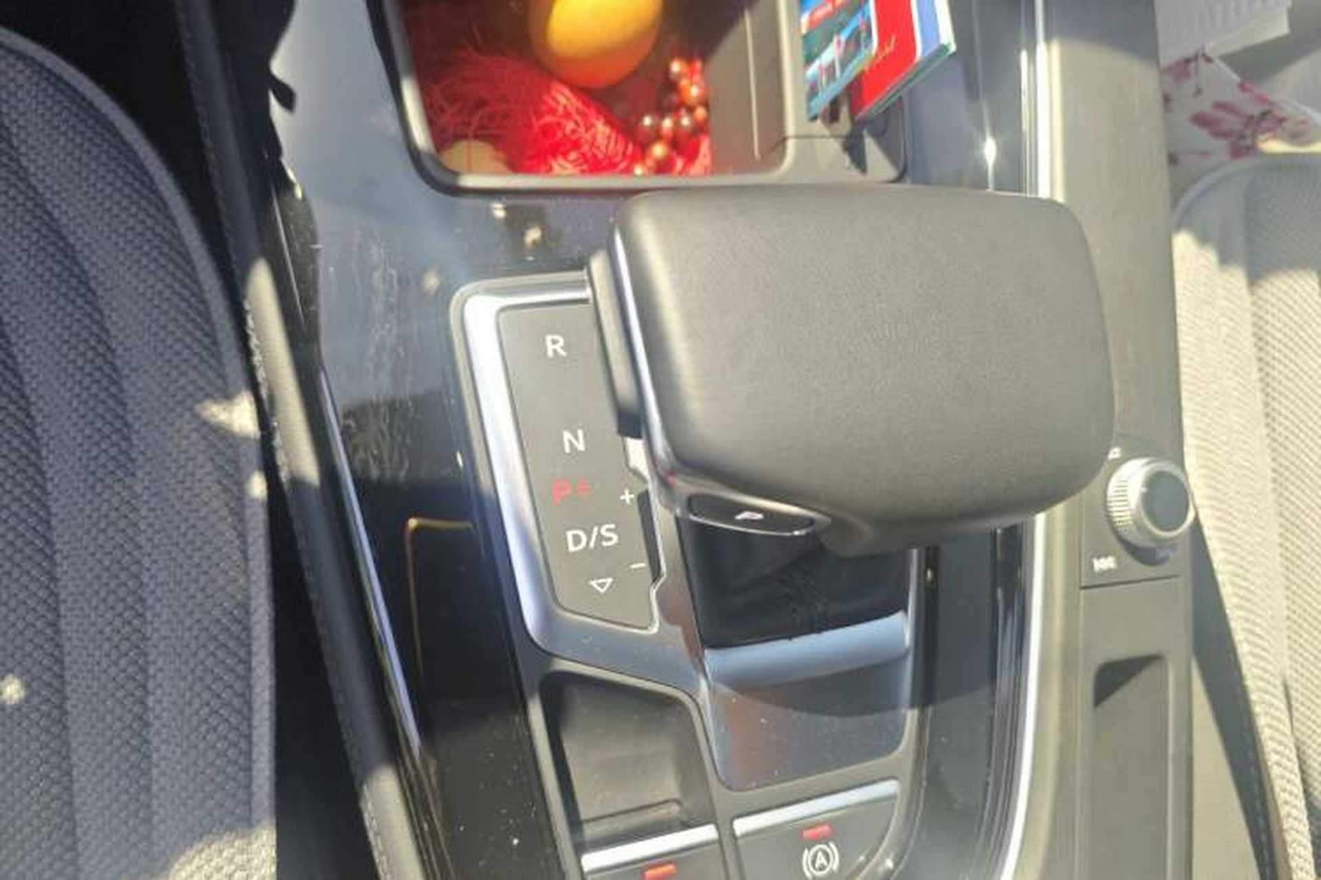 Used Audi A4L 2023 40 TFSI Luxury Dynamic Model Gear Lever
