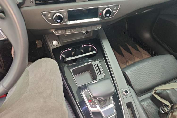 Used Audi A4L 2023 40 TFSI Luxury Dynamic Model Gear Lever