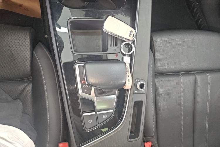 Used Audi A4L 2023 40 TFSI Luxury Dynamic Model Gear Lever