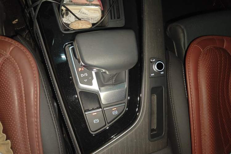 Used Audi A4L 2023 40 TFSI Luxury Dynamic Model Gear Lever