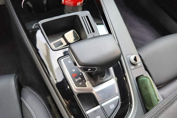 Used Audi A4L 2023 40 TFSI Luxury Dynamic Model Gear Lever