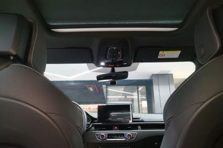 Used Audi A4L 2023 40 TFSI Luxury Dynamic Model Headliner