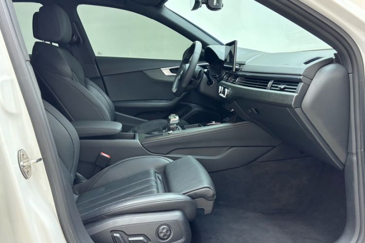 Used Audi A4L 2023 40 TFSI Luxury Dynamic Model Interior 4