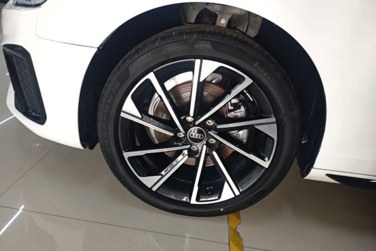 Used Audi A4L 2023 40 TFSI Luxury Dynamic Model Left Front Wheel Hub