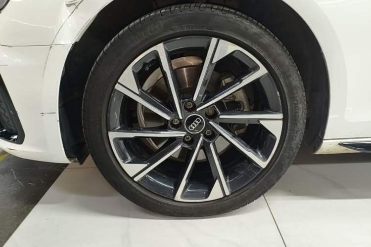 Used Audi A4L 2023 40 TFSI Luxury Dynamic Model Left Front Wheel Hub