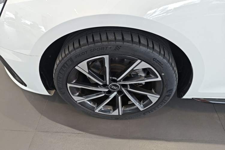 Used Audi A4L 2023 40 TFSI Luxury Dynamic Model Left Front Wheel Hub