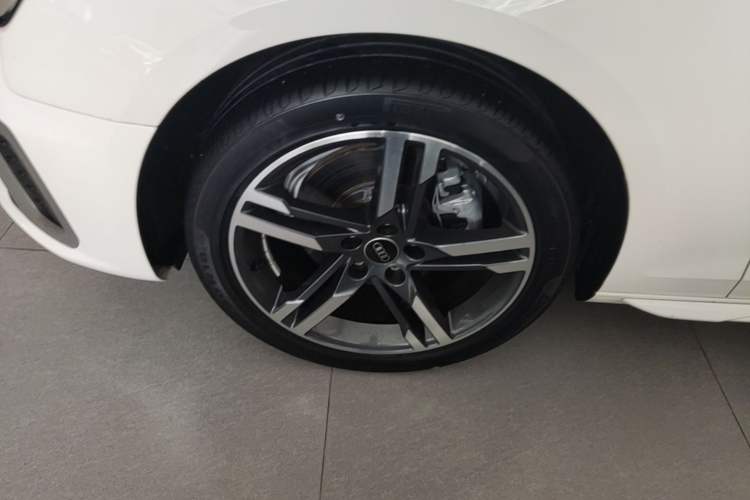 Used Audi A4L 2023 40 TFSI Fashion Dynamic Model Left Front Wheel Hub
