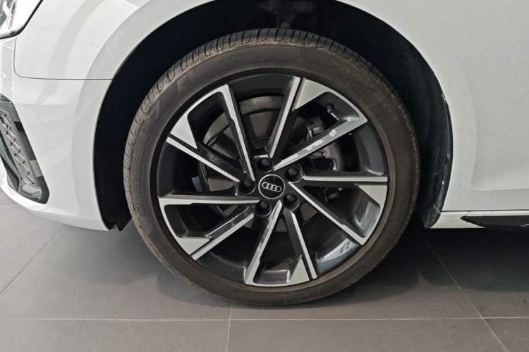 Used Audi A4L 2023 40 TFSI Luxury Dynamic Model Left Front Wheel Hub