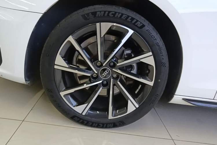 Used Audi A4L 2023 40 TFSI Luxury Dynamic Model Left Front Wheel Hub