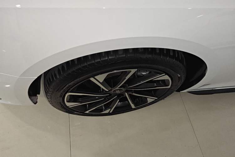 Used Audi A4L 2023 40 TFSI Luxury Dynamic Model Left Front Wheel Hub