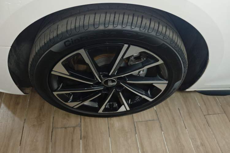 Used Audi A4L 2023 40 TFSI Luxury Dynamic Model Left Front Wheel Hub