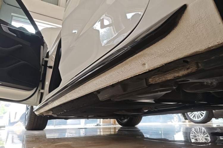 Used Audi A4L 2023 40 TFSI Luxury Dynamic Model Left Side Sill