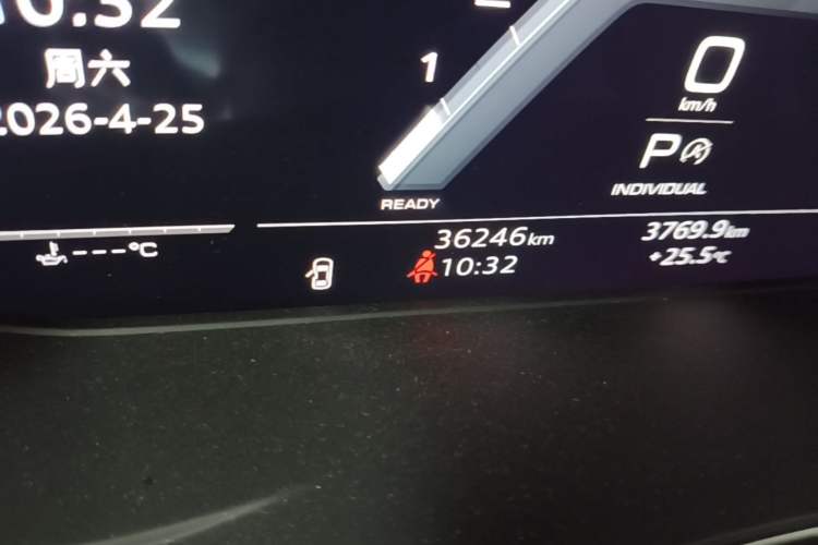 Used Audi A4L 2023 40 TFSI Fashion Dynamic Model Odometer Close Up