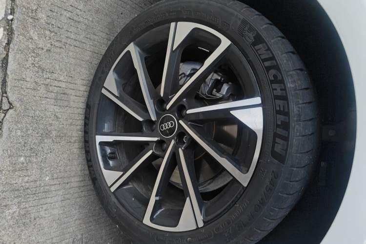 Used Audi A4L 2023 40 TFSI Luxury Dynamic Model Right Front Wheel Hub