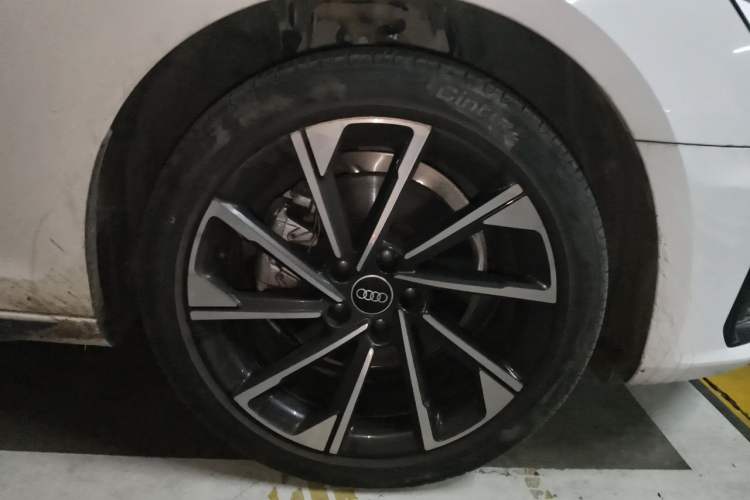 Used Audi A4L 2023 40 TFSI Luxury Dynamic Model Right Front Wheel Hub