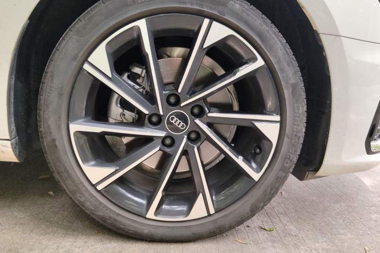 Used Audi A4L 2023 40 TFSI Luxury Dynamic Model Right Front Wheel Hub