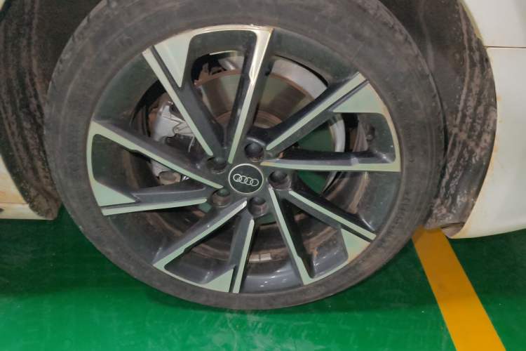 Used Audi A4L 2023 40 TFSI Luxury Dynamic Model Right Front Wheel Hub