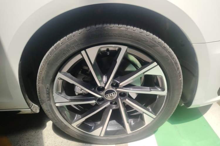Used Audi A4L 2023 40 TFSI Luxury Dynamic Model Right Front Wheel Hub