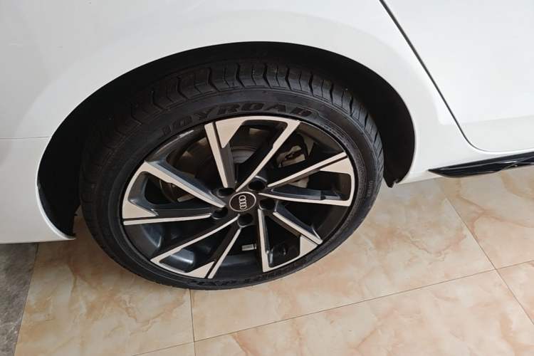 Used Audi A4L 2023 40 TFSI Luxury Dynamic Model Right Rear Wheel Hub