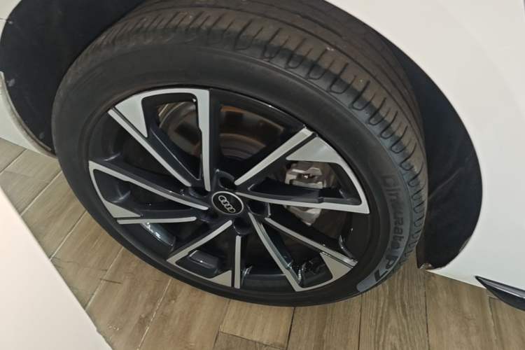 Used Audi A4L 2023 40 TFSI Luxury Dynamic Model Right Rear Wheel Hub